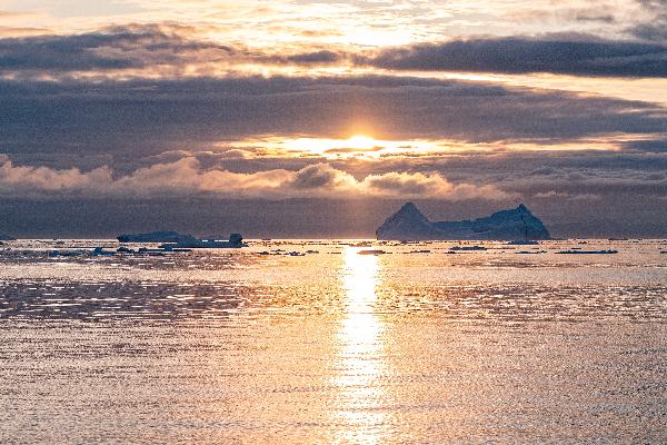 格陵兰之仲夏：午夜太阳，冰山，鲸鱼5天4晚深度之旅（雷克雅未克往返）