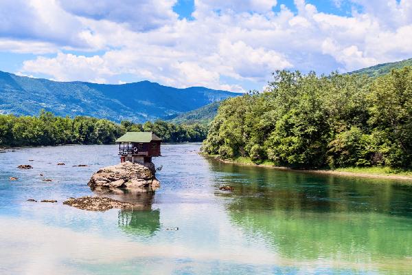 <拼小团>塞尔维亚贝尔格莱德周边游3天：河中小屋+木头村+诺维萨德+戈卢巴茨要塞铁门峡谷